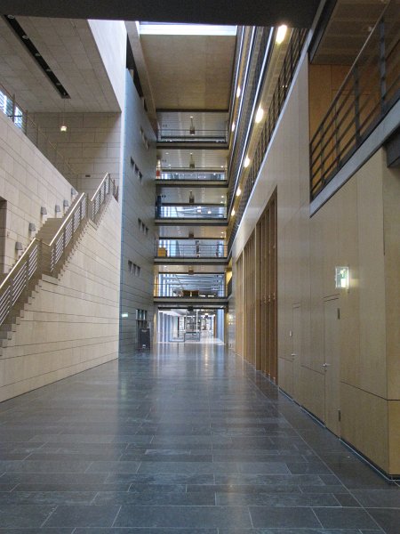 gang bundestag.jpg - Achter de Reichstag staan nieuwe gebouwen waar de parlementleden en de ambtenaren hun werkkamers hebben.